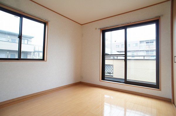 エトワール南台 1Ｆ6帖の洋室です。