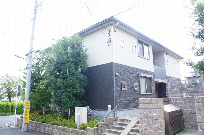積水ハウス施工の賃貸住宅。近くにスーパーがあり生活便利です