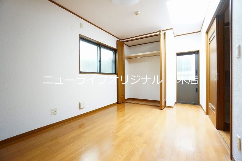 鈴木貸家 収納2箇所付き。天窓付のお部屋です♪