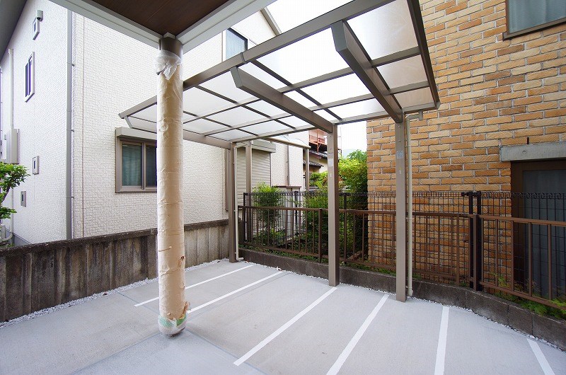 Ｈｅｌｉｏｓ　Ｃｏｕｒｔ 屋根付きの駐輪場