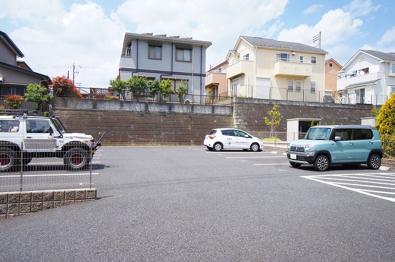 エスポワール成瀬台参番館 広々とした駐車場(月額7,700円)