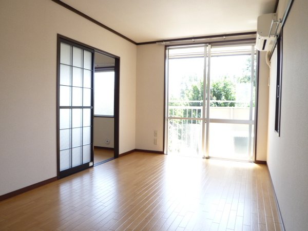 金森チェリーハイツ 日当たりが良く、キッチンと併せて広く使うこともできます。