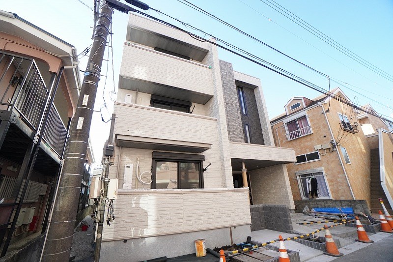 仮）大和市中央林間５丁目シャーメゾン 1号室側外観建築中写真です。