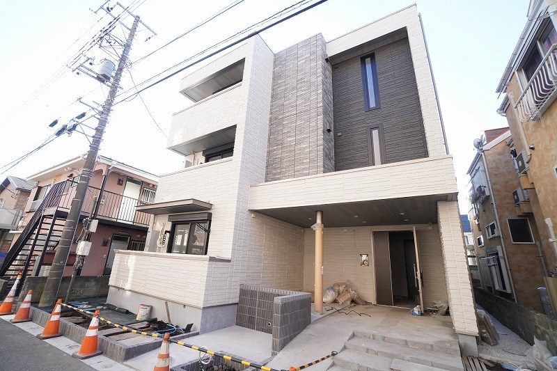仮）大和市中央林間５丁目シャーメゾン 1号室側外観建築中写真です。