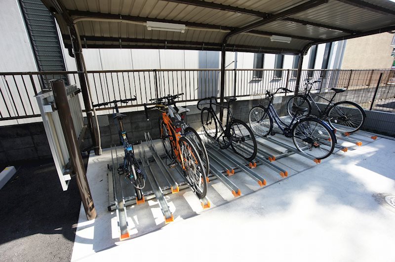 フラワーヒル 各部屋1台ずつ自転車置き場があります♪