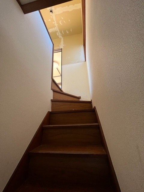 温⽔⼾建　階段