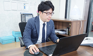 事務作業、メールチェック、案内のお客様の物件検索・契約予定の書類チェック