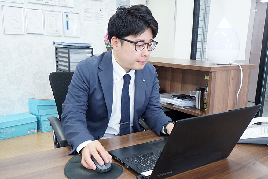 事務作業、メールチェック、案内のお客様の物件検索・契約予定の書類チェック